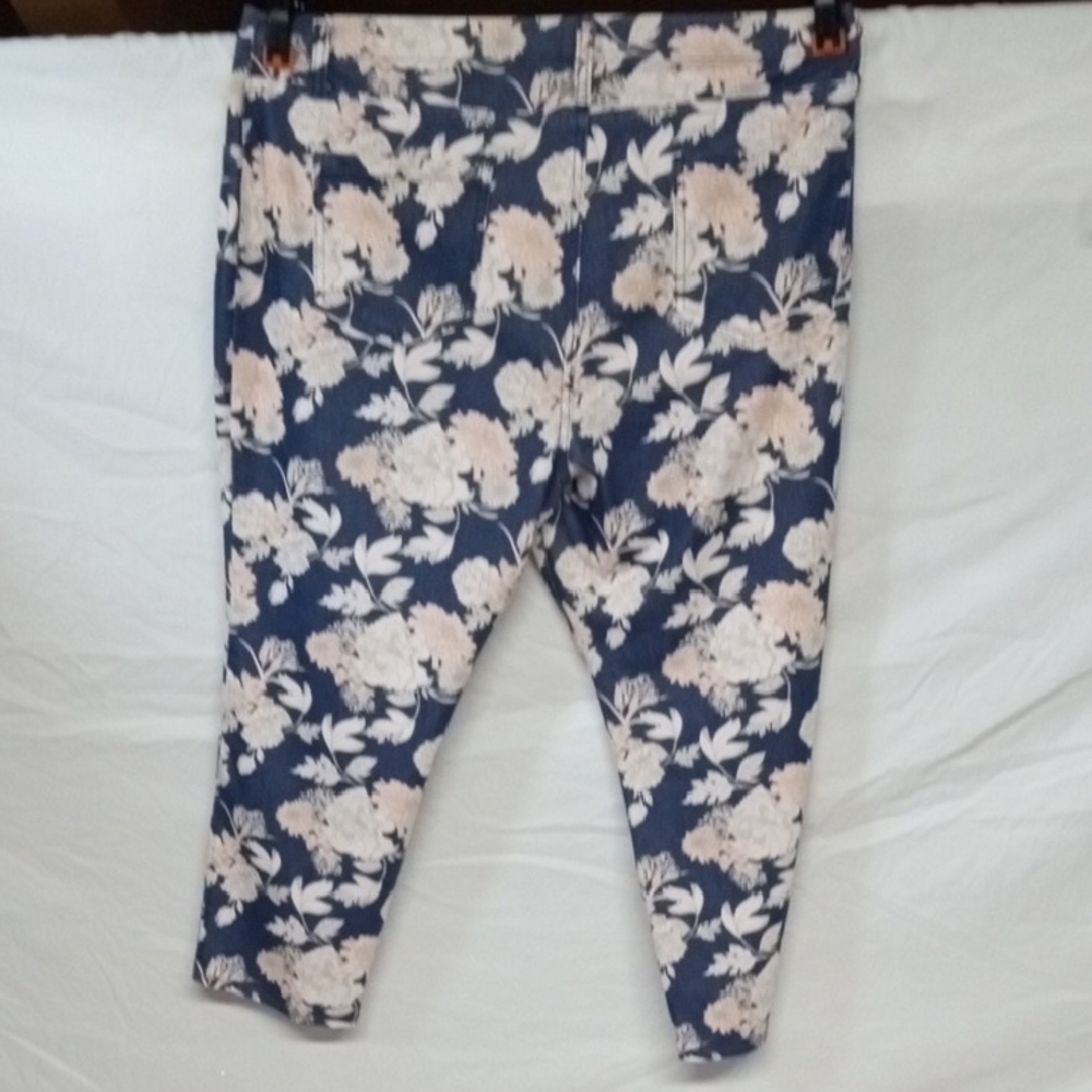 Faded Glory Blue and Cream Cropped Floral Jeggings - Picture 4 of 7